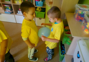 Oliwier i Marcel tańczą z balonami